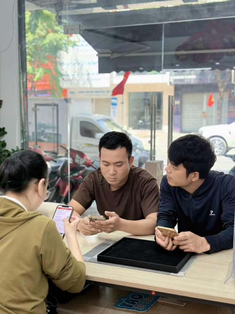Khách hàng test iPhone cũ tại cửa hàng Táo 247 Đà Nẵng