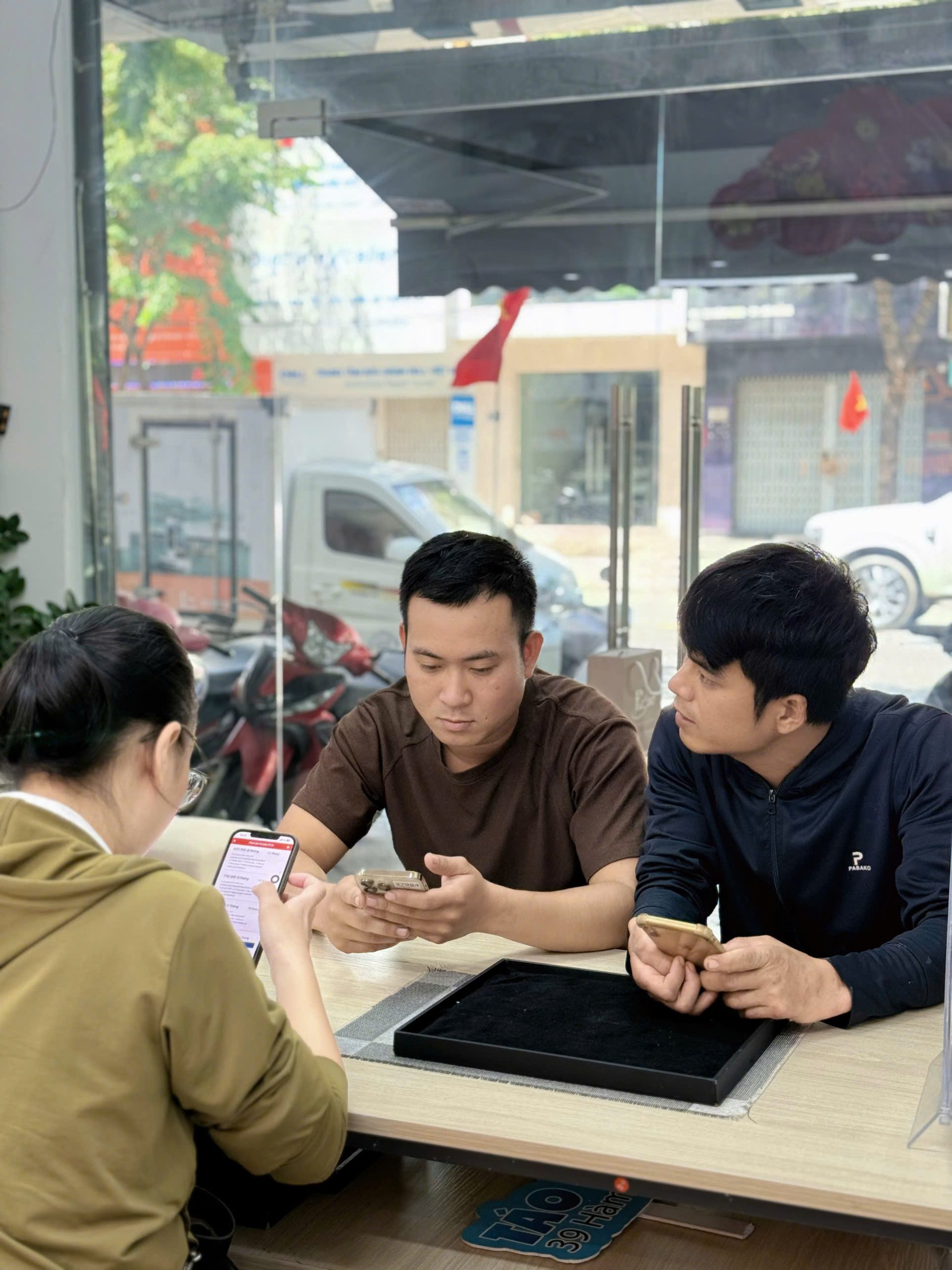 Khách hàng test iPhone cũ tại cửa hàng Táo 247 Đà Nẵng