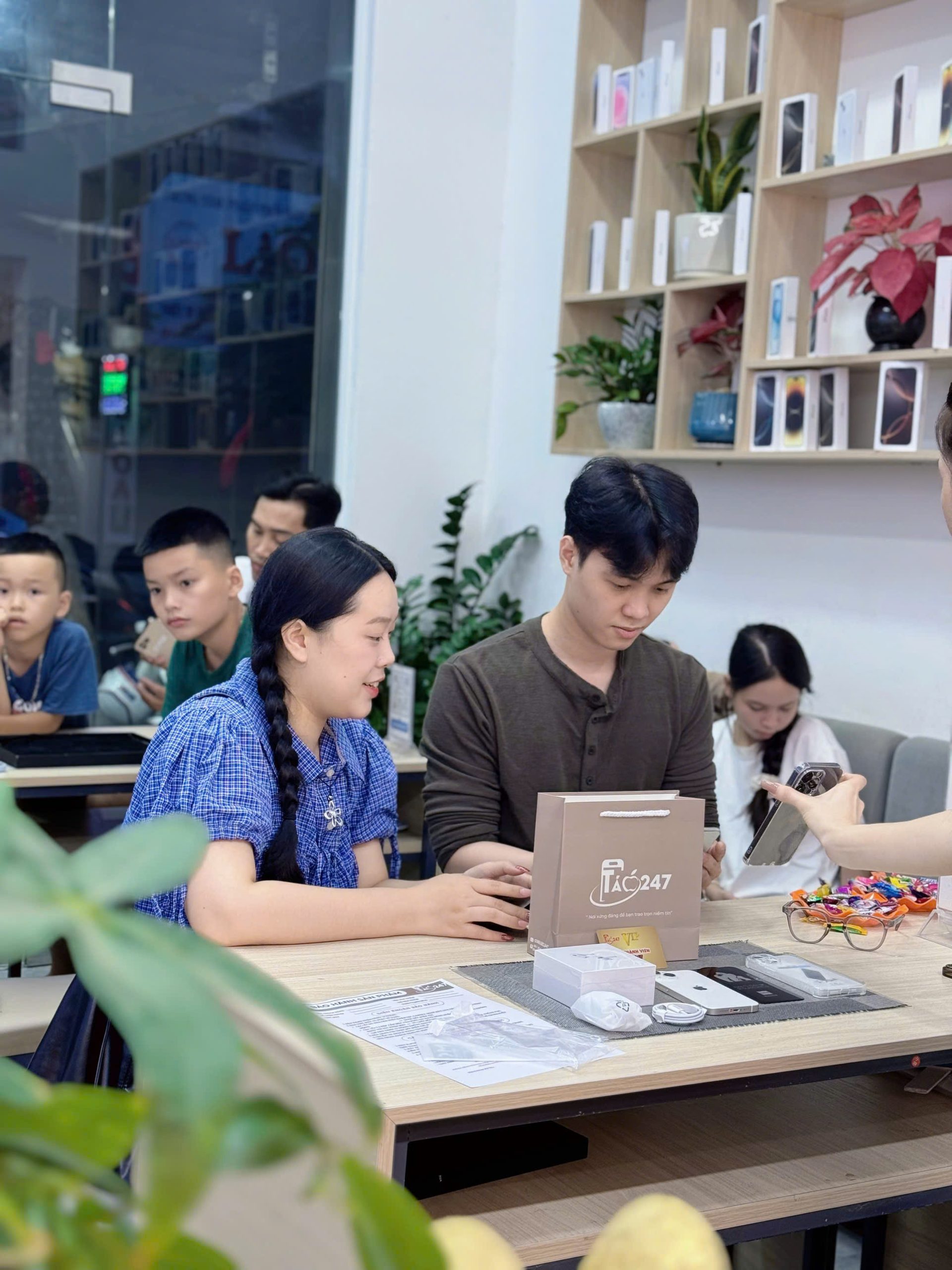Khách hàng mua iPhone cũ tại Táo 247 Đà Nẵng