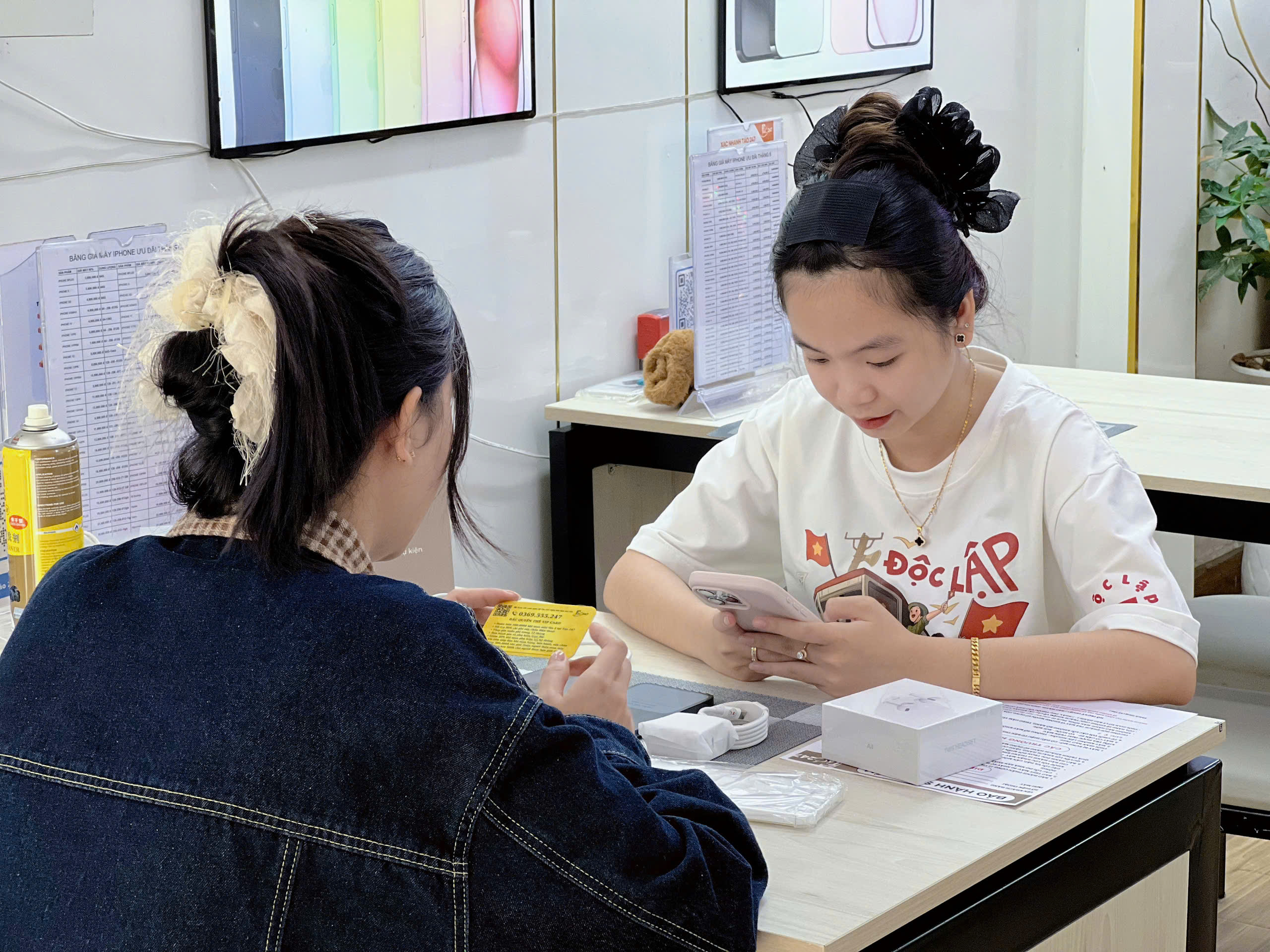 Khách hàng kiểm tra iPhone cũ trước khi mua tại Táo 247 Đà Nẵng