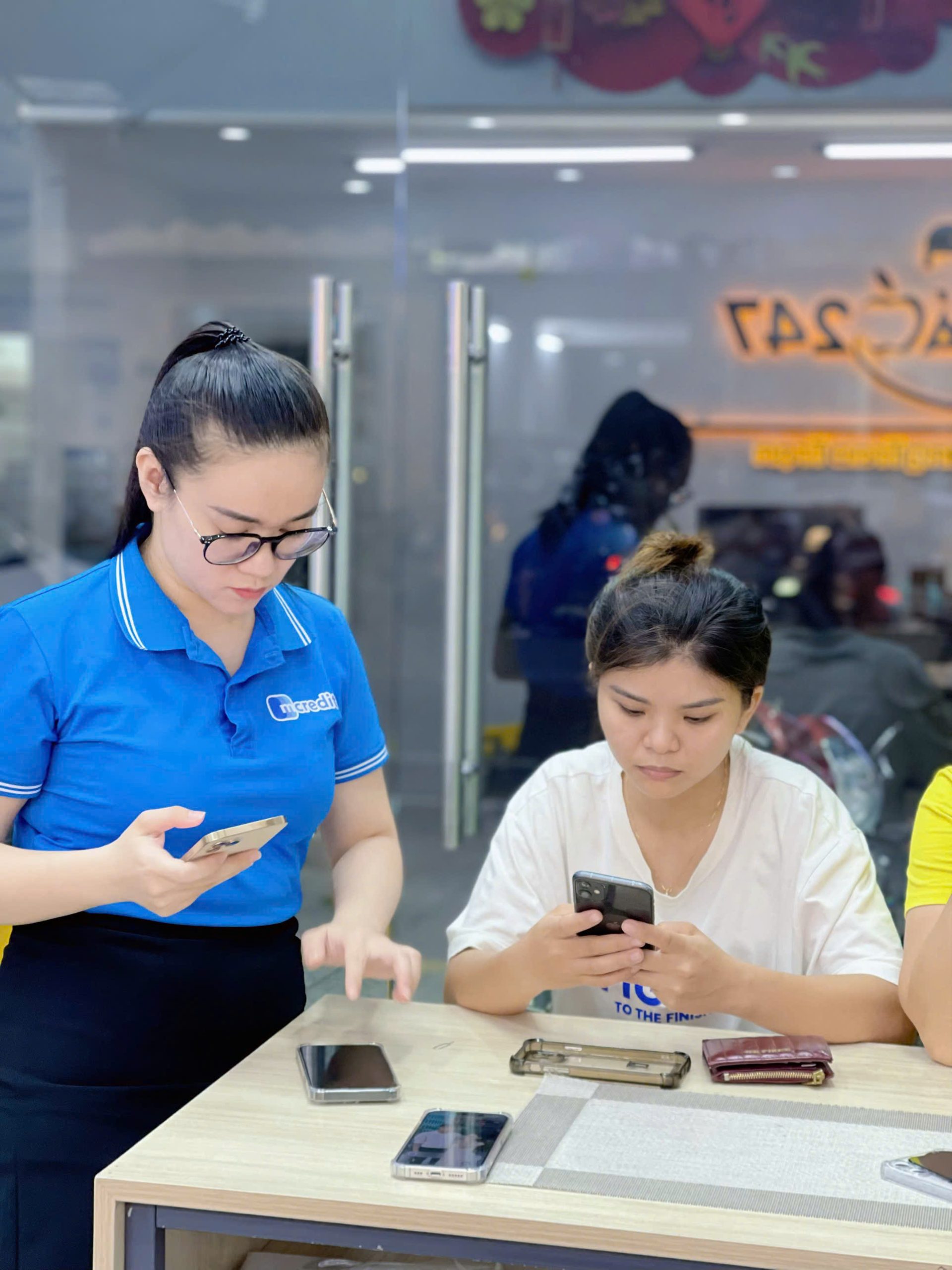 Cửa hàng iPhone cũ Đà Nẵng Táo 247 – nhân viên hỗ trợ khách test máy
