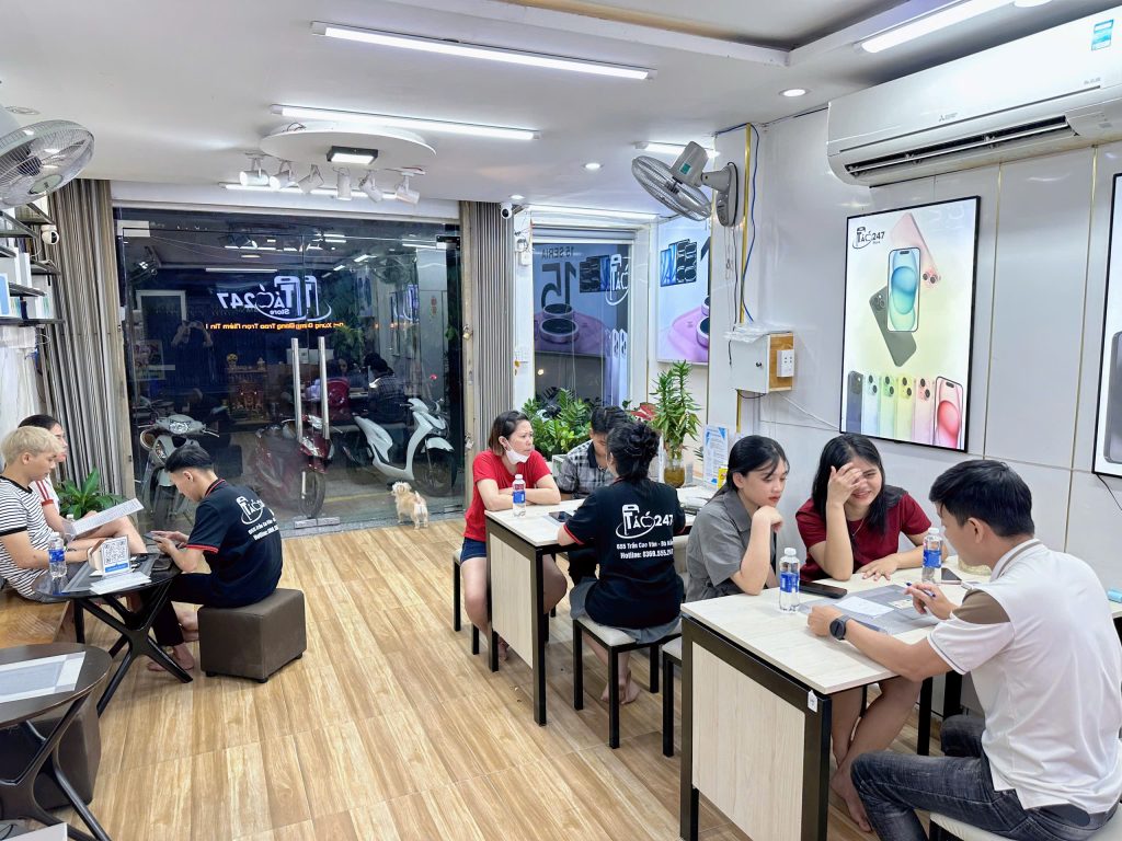 Không gian cửa hàng iPhone cũ Táo 247 Đà Nẵng – khách hàng được tư vấn nhiệt tình
