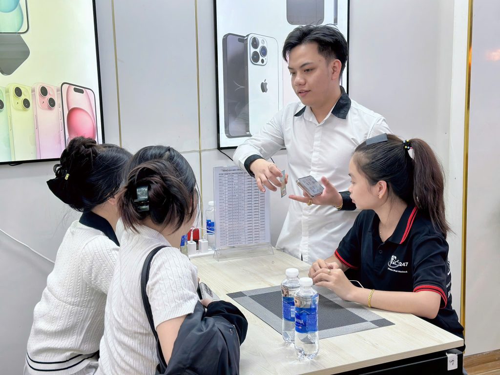 Nhân viên Táo 247 tư vấn mua iPhone X cũ cho khách hàng tại cửa hàng Đà Nẵng