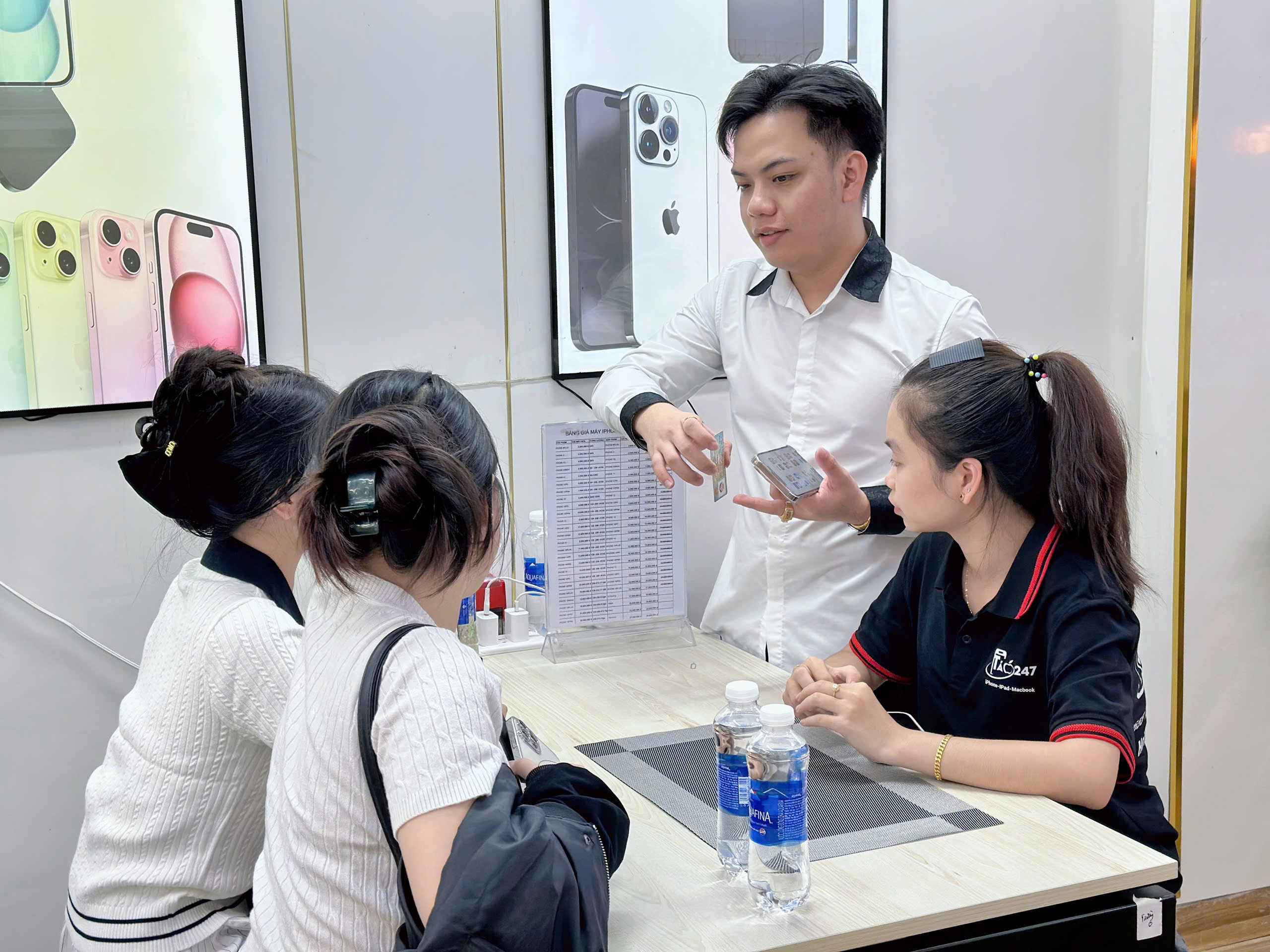 Nhân viên Táo 247 tư vấn mua iPhone X cũ cho khách hàng tại cửa hàng Đà Nẵng