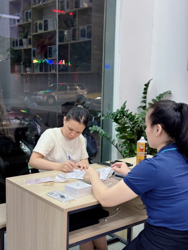 Khách hàng ký hợp đồng mua iPhone trả góp tại Táo 247 Đà Nẵng