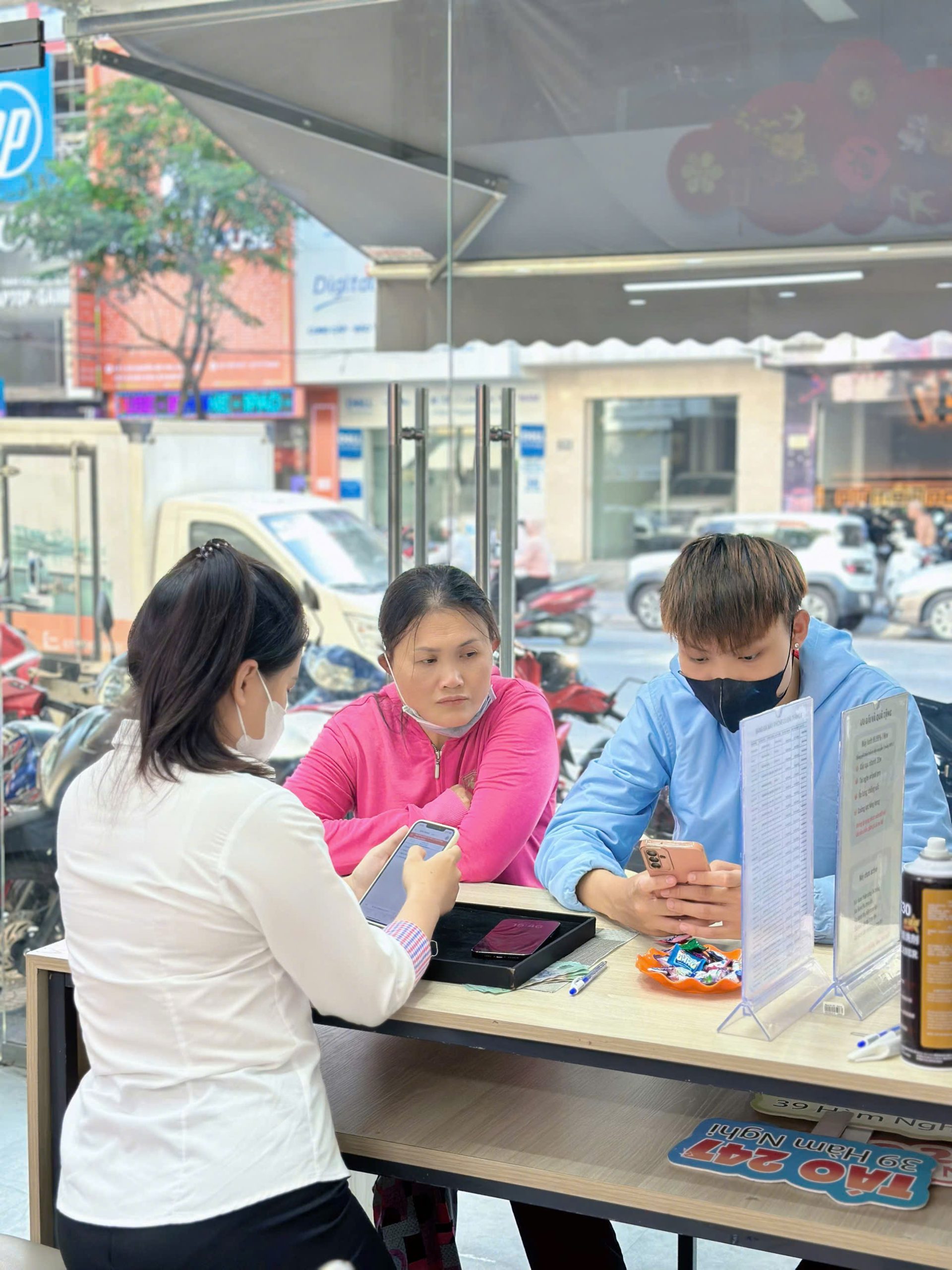 Khách hàng trải nghiệm dịch vụ iPhone Đà Nẵng tốt nhất tại cửa hàng Táo 247