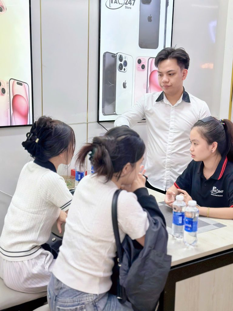Đổi iPhone cũ Đà Nẵng tại Táo 247 - khách hàng lên đời iPhone mới