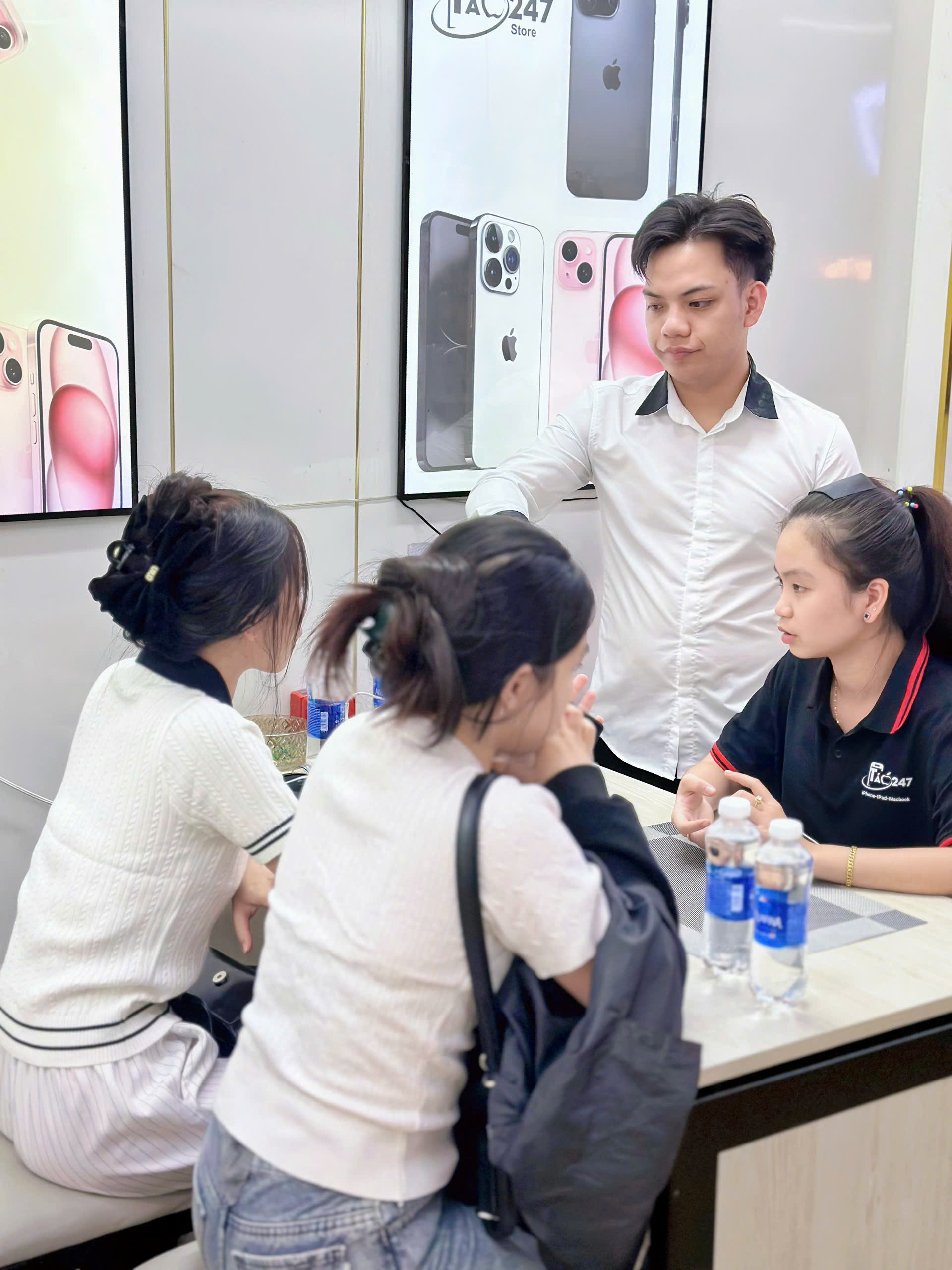 Đổi iPhone cũ Đà Nẵng tại Táo 247 - khách hàng lên đời iPhone mới