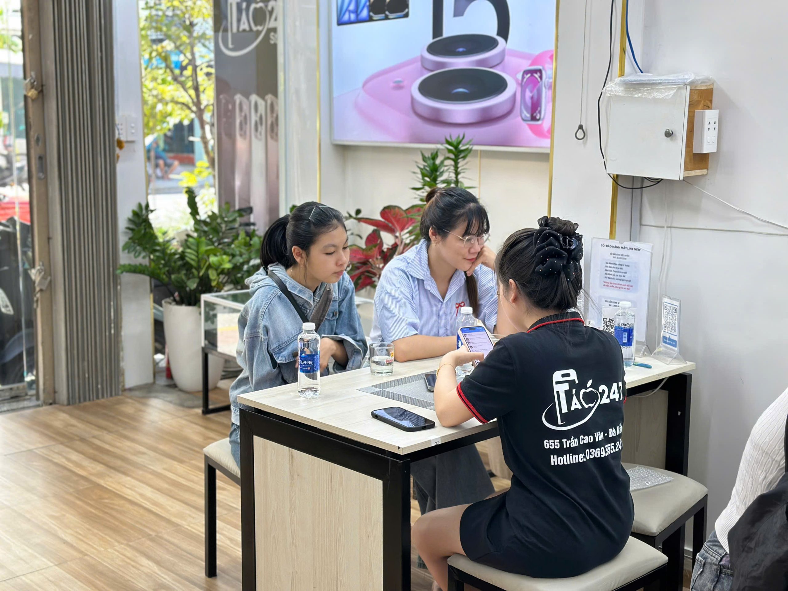 Khách hàng nữ đổi iPhone cũ tại Táo 247 Đà Nẵng