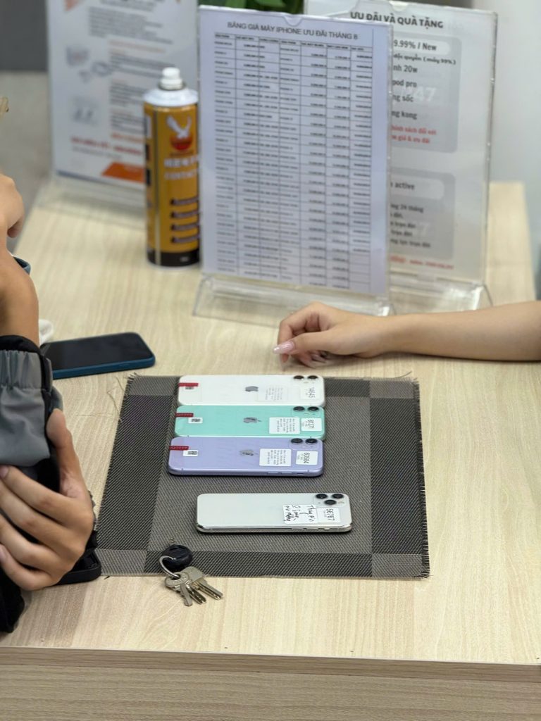 Bộ sưu tập iPhone cũ nhiều màu sắc đang được khách hàng xem tại Táo 247 Đà Nẵng