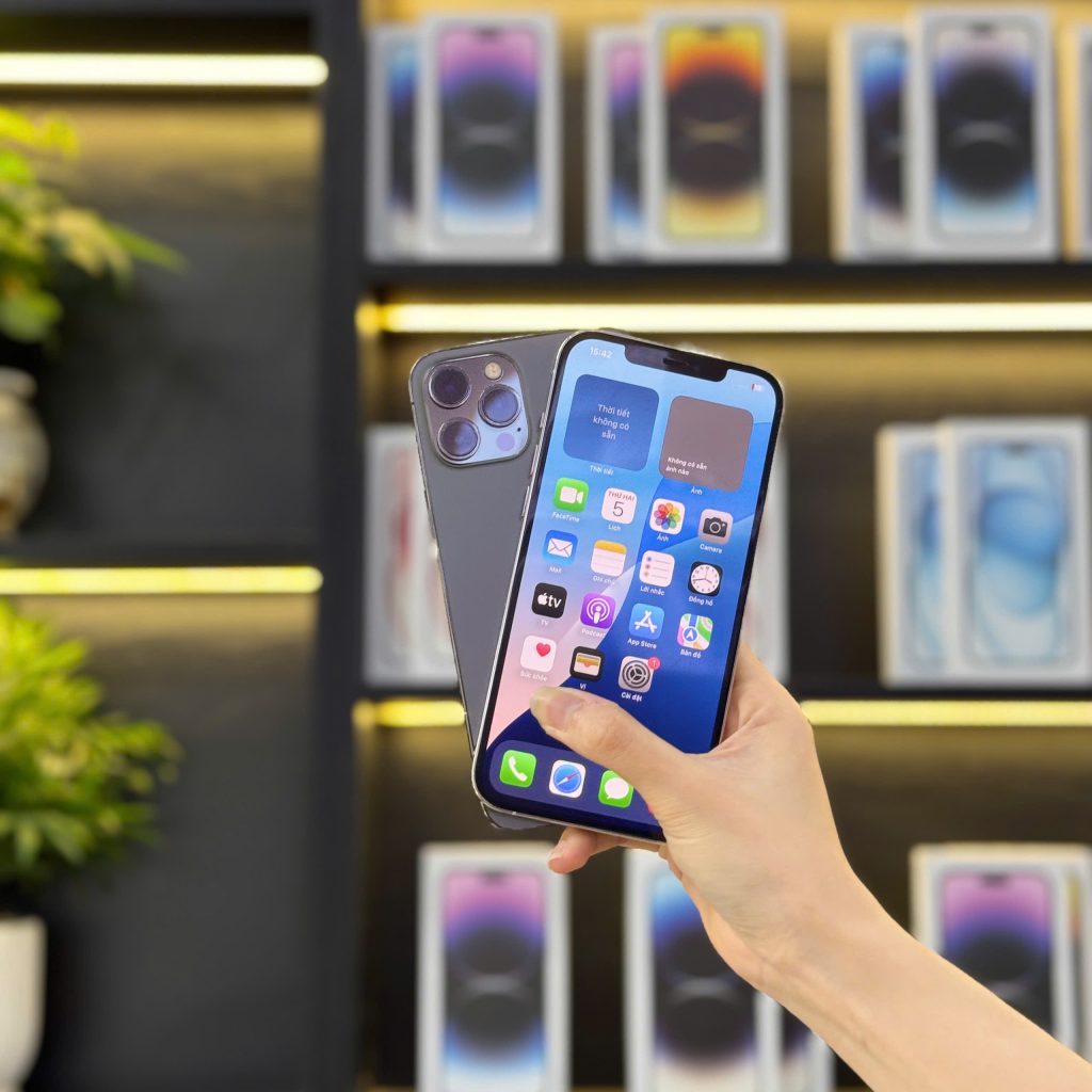 Khách hàng đang cầm iPhone 12 Pro Max cũ tại Táo 247 Đà Nẵng – máy đẹp, zin 100%, giá tốt
