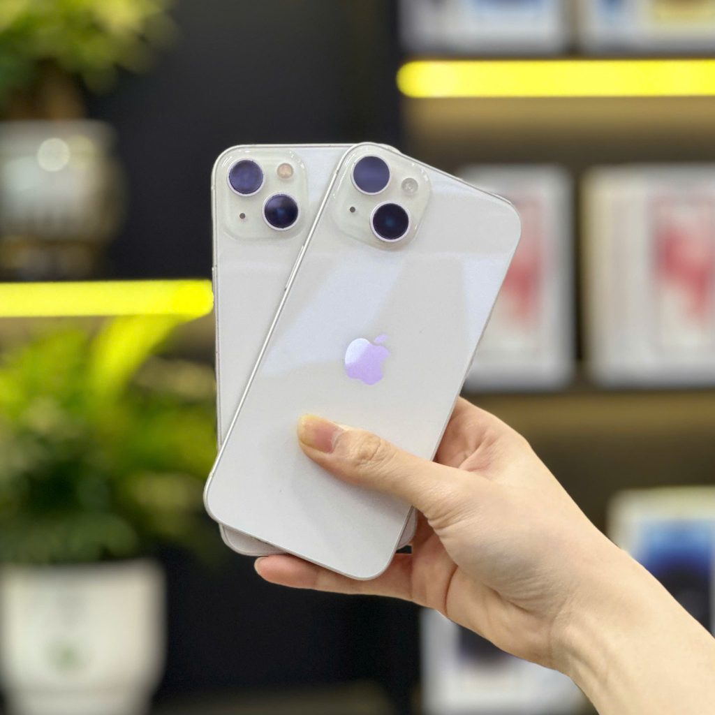 Hai chiếc iPhone 13 cũ màu trắng tại Táo 247 Đà Nẵng - máy zin nguyên bản, bảo hành dài hạn