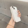 Khách hàng cầm iPhone cũ màu trắng tại Táo 247 Đà Nẵng