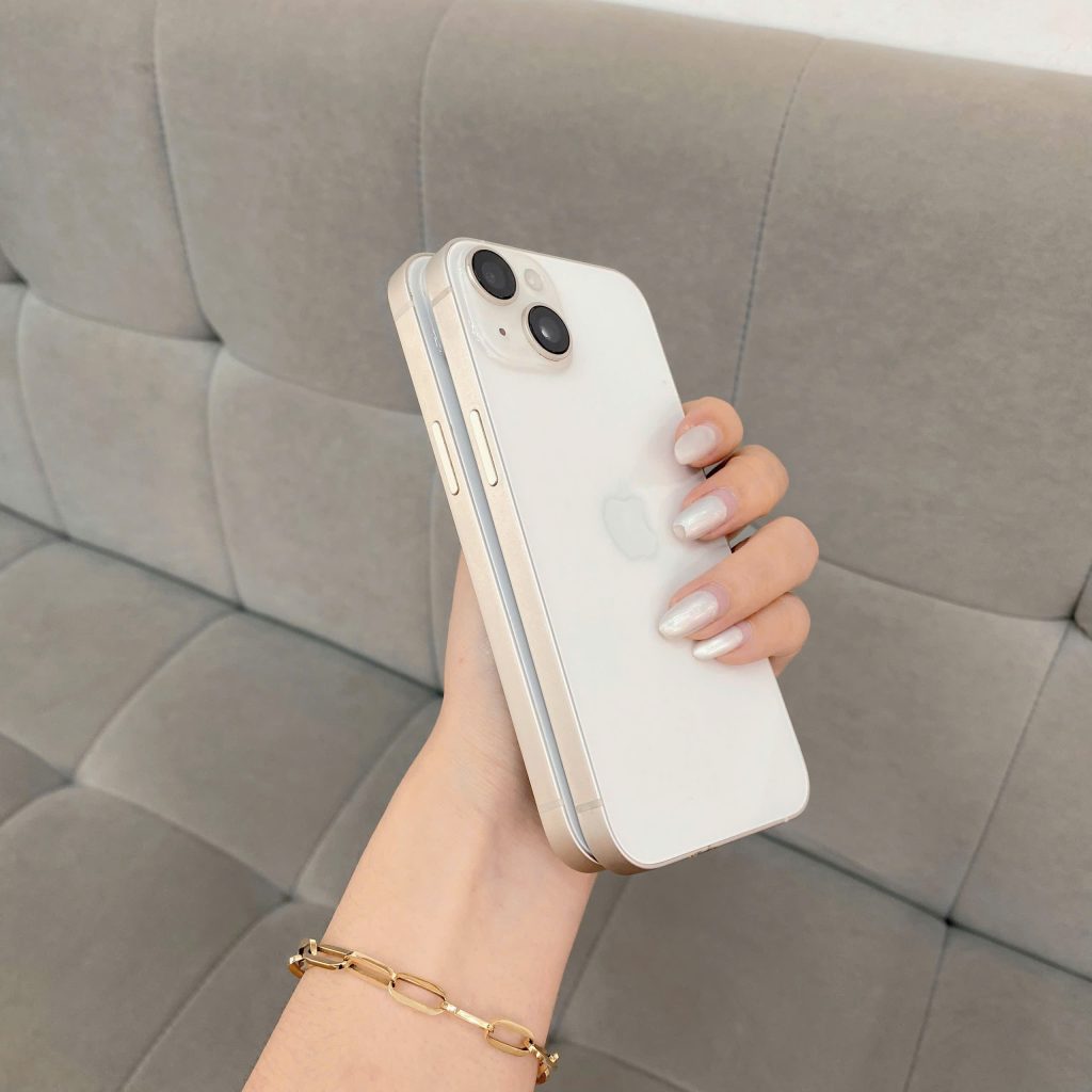 Khách hàng cầm iPhone cũ màu trắng tại Táo 247 Đà Nẵng