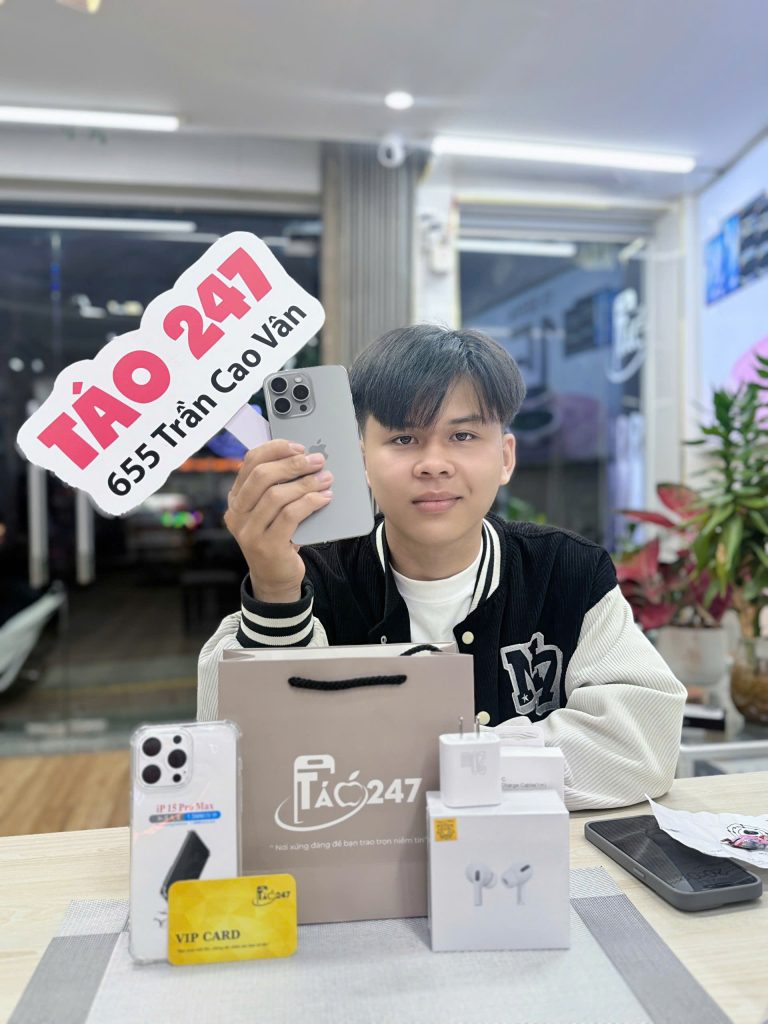 Khách hàng nhận iPhone 15 Pro Max cũ tại Táo 247 Đà Nẵng – Địa chỉ 655 Trần Cao Vân
