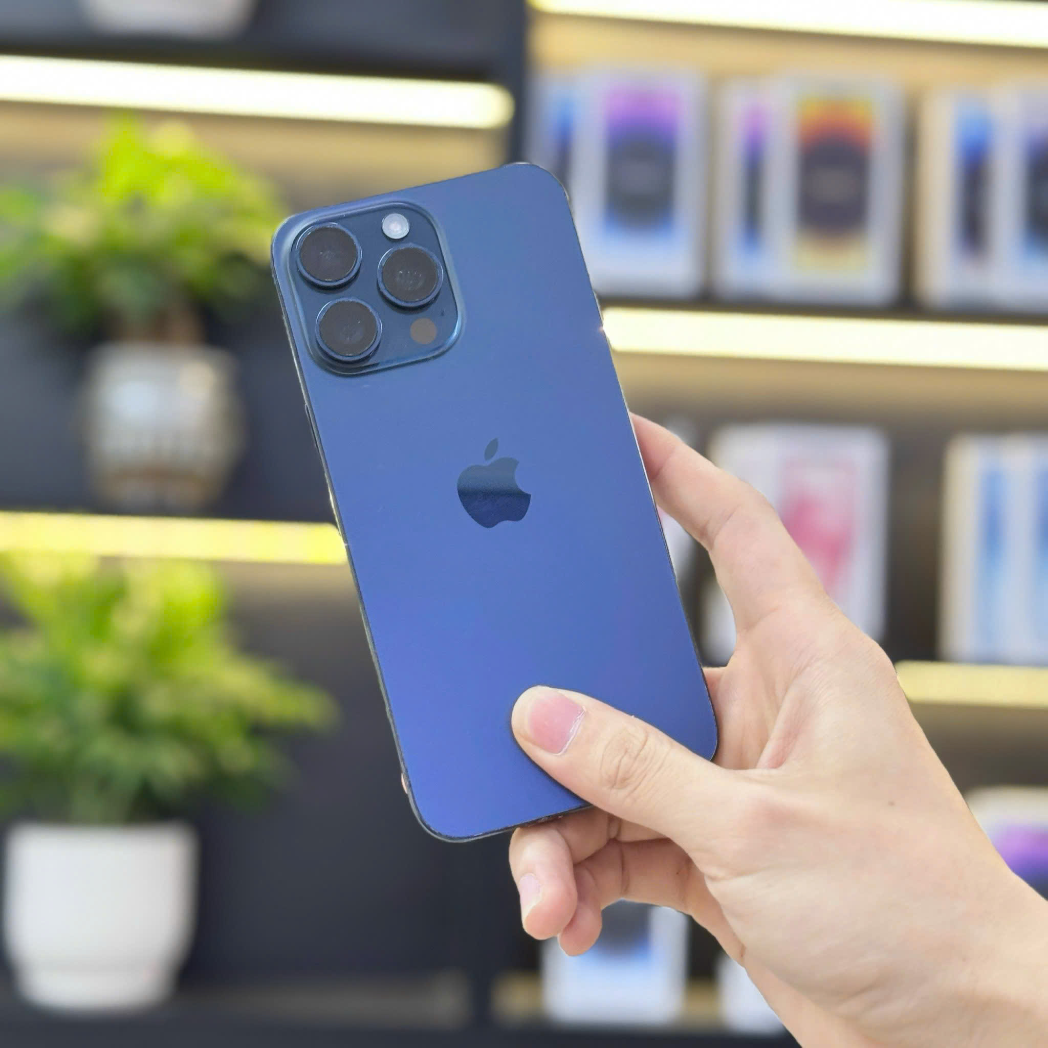 iPhone 13 Pro màu xanh – Hình ảnh sản phẩm cũ còn như mới, đang được bán tại Táo 247 Đà Nẵng với giá dưới 15 triệu đồng.