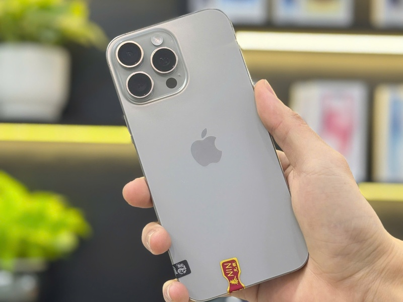 iPhone 16 Pro màu bạc mới chính hãng trên tay tại Táo 247 Đà Nẵng