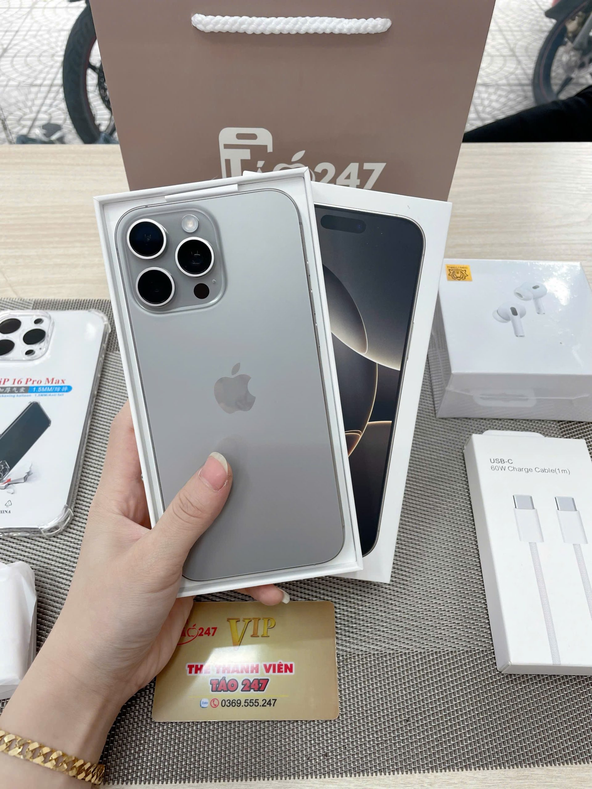 Mở hộp iPhone 16 Pro Max mới chính hãng tại Táo 247 Đà Nẵng
