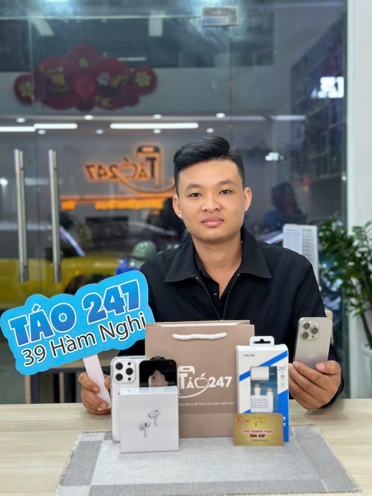 Khách hàng nhận iPhone 16 Pro Max tại Táo 247 – 39 Hàm Nghi Đà Nẵng