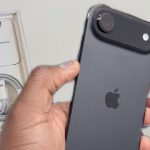 iPhone Air màu đen trên tay cùng hộp cáp sạc kèm theo