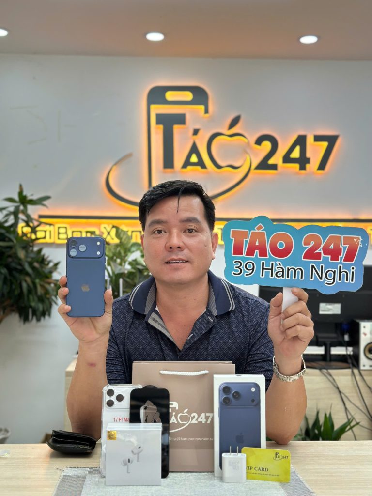 Khách hàng nam mua iPhone 17 Pro Max tại Táo 247 – 39 Hàm Nghi, Đà Nẵng, nhận đủ phụ kiện và quà tặng kèm