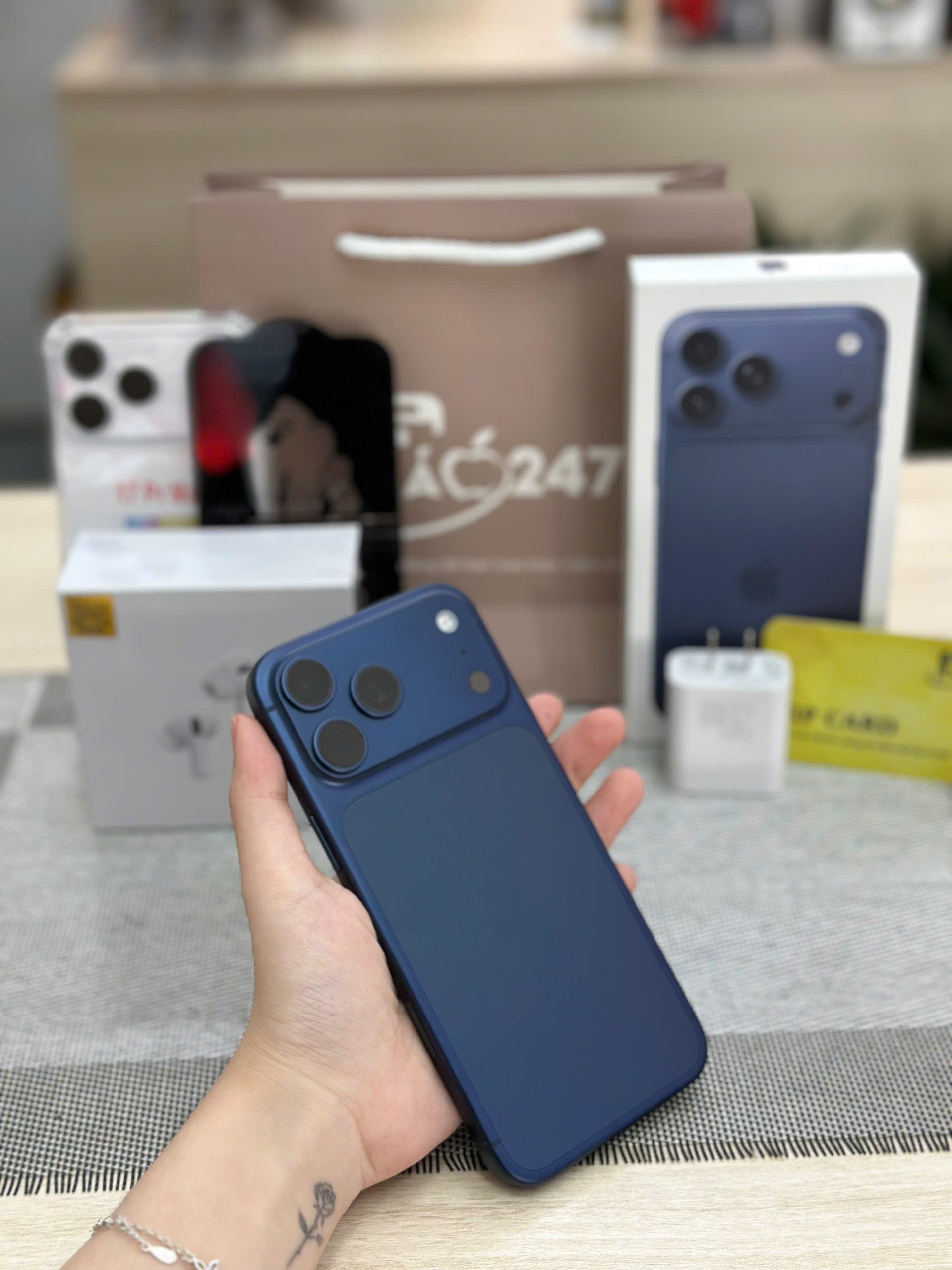 Khách hàng đang trải nghiệm iPhone 17 chính hãng tại cửa hàng Táo 247 Đà Nẵng