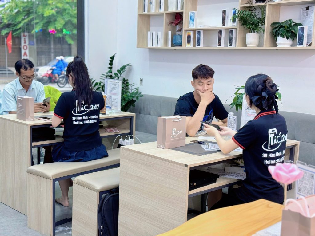 Khách hàng mua iPhone cũ tại cửa hàng Táo 247 Đà Nẵng