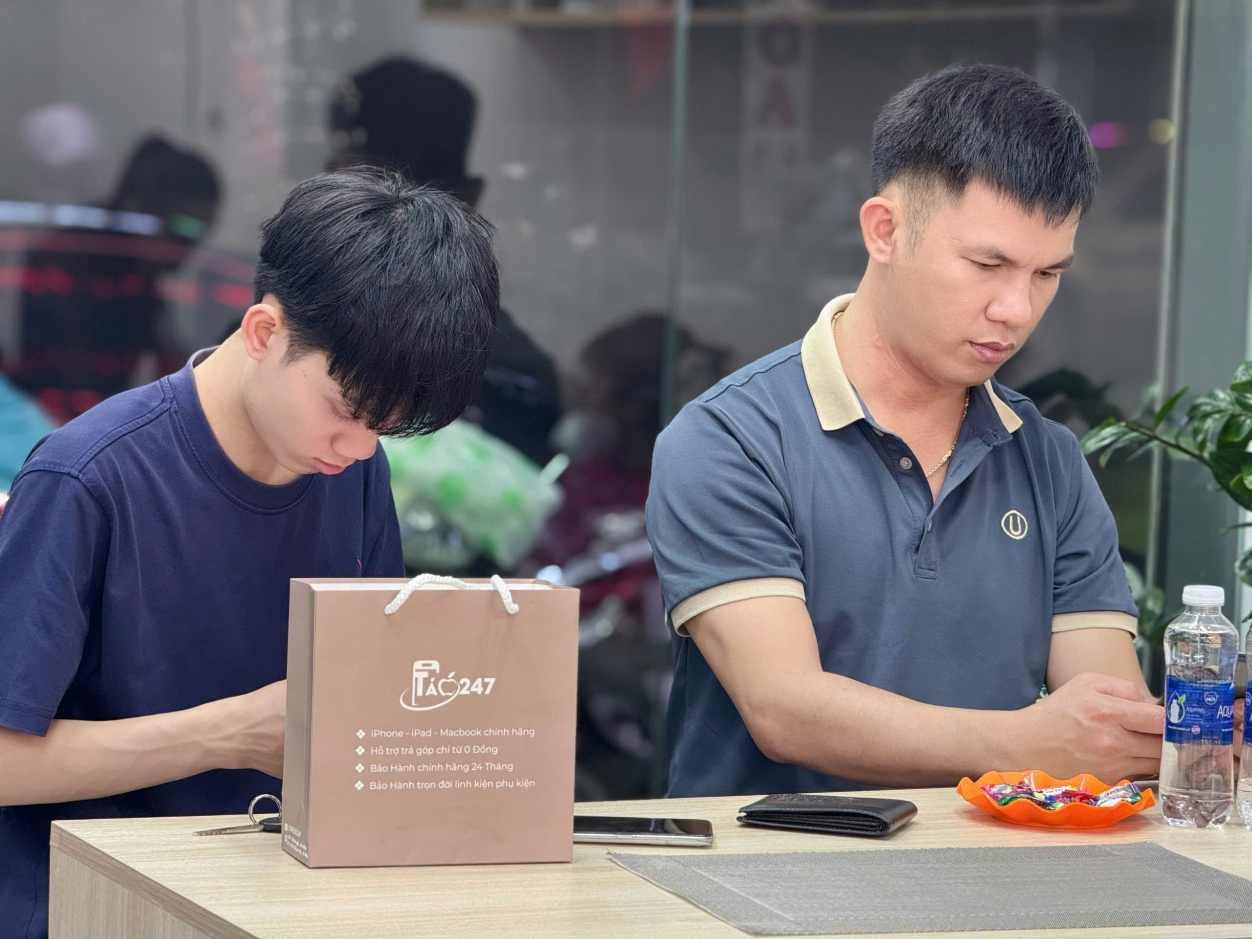 Khách hàng nhận iPhone cũ tại cửa hàng Táo 247 Đà Nẵng