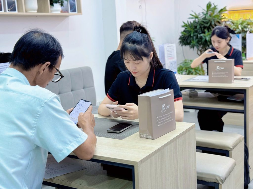Nhân viên Táo 247 hỗ trợ khách hàng test iPhone cũ tại Đà Nẵng