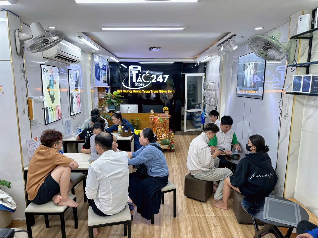 Khách hàng đông đúc tại cửa hàng Táo 247 Đà Nẵng – nơi mua iPhone uy tín giá tốt