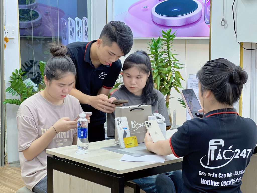 Khách hàng trải nghiệm iPhone 16 Pro Max cũ tại Táo 247 Đà Nẵng – tư vấn tận tâm, dịch vụ chuyên nghiệp