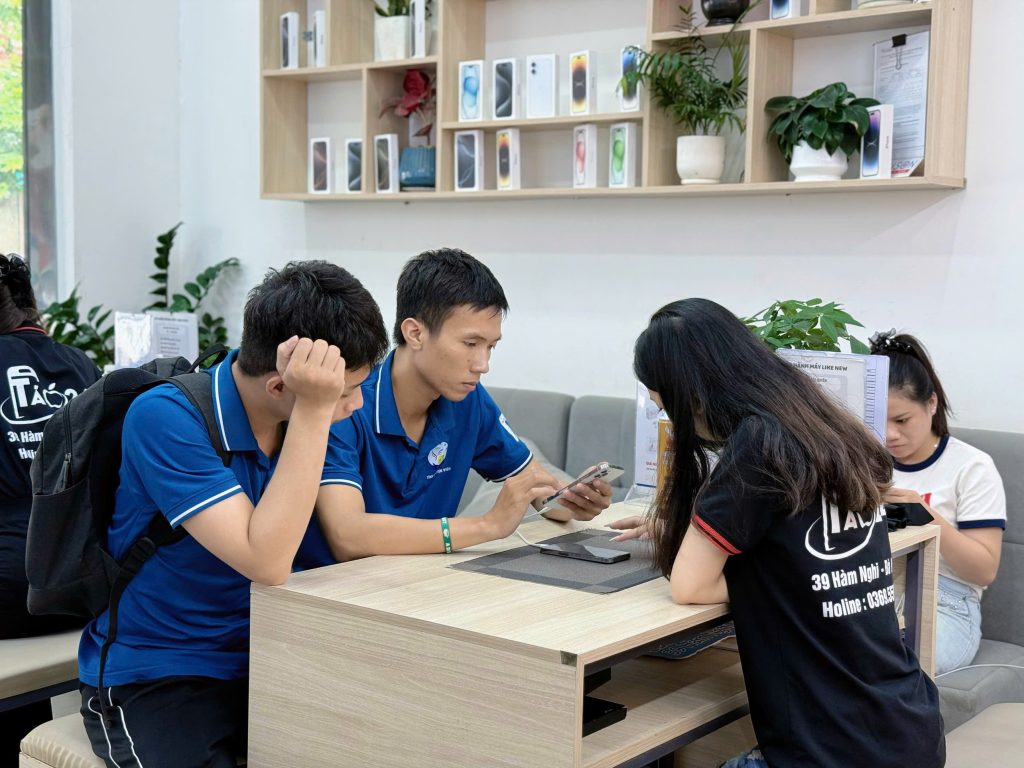 Khách hàng mua iPhone cũ tại cửa hàng Táo 247 Đà Nẵng – tư vấn kỹ, test máy kỹ càng