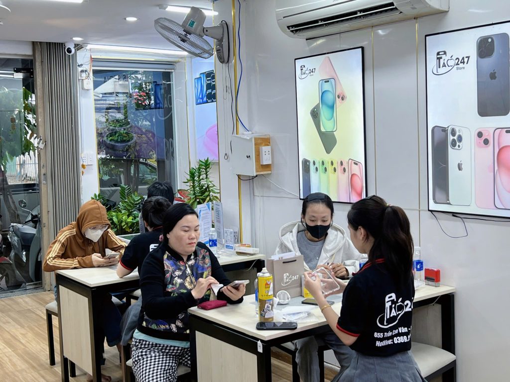 Khách hàng kiểm tra iPhone cũ tại Táo 247 – Mua bán minh bạch, uy tín tại Đà Nẵng
