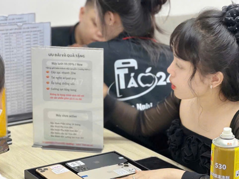 Khách hàng mua iPhone cũ tại Táo 247 Đà Nẵng được tặng sạc nhanh, tai nghe và bảo hành pin trọn đời
