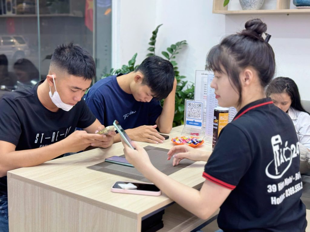 Nhân viên Táo 247 tư vấn khách hàng mua iPhone cũ 7–10 triệu tại Đà Nẵng
