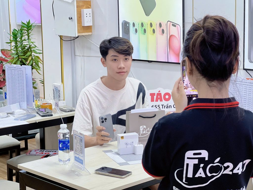 Khách hàng mua iPhone cũ 7–10 triệu tại Táo 247 Đà Nẵng – nhận máy và phụ kiện chính hãng
