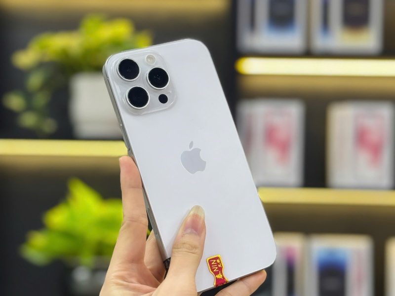 iPhone 16 Pro Max cũ màu trắng nguyên zin được trưng bày tại Táo 247 Đà Nẵng