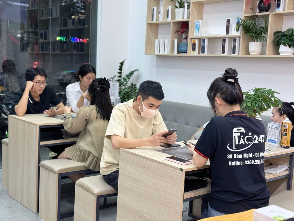 Khách hàng được nhân viên Táo 247 tư vấn mua iPhone cũ RAM cao tại Đà Nẵng
