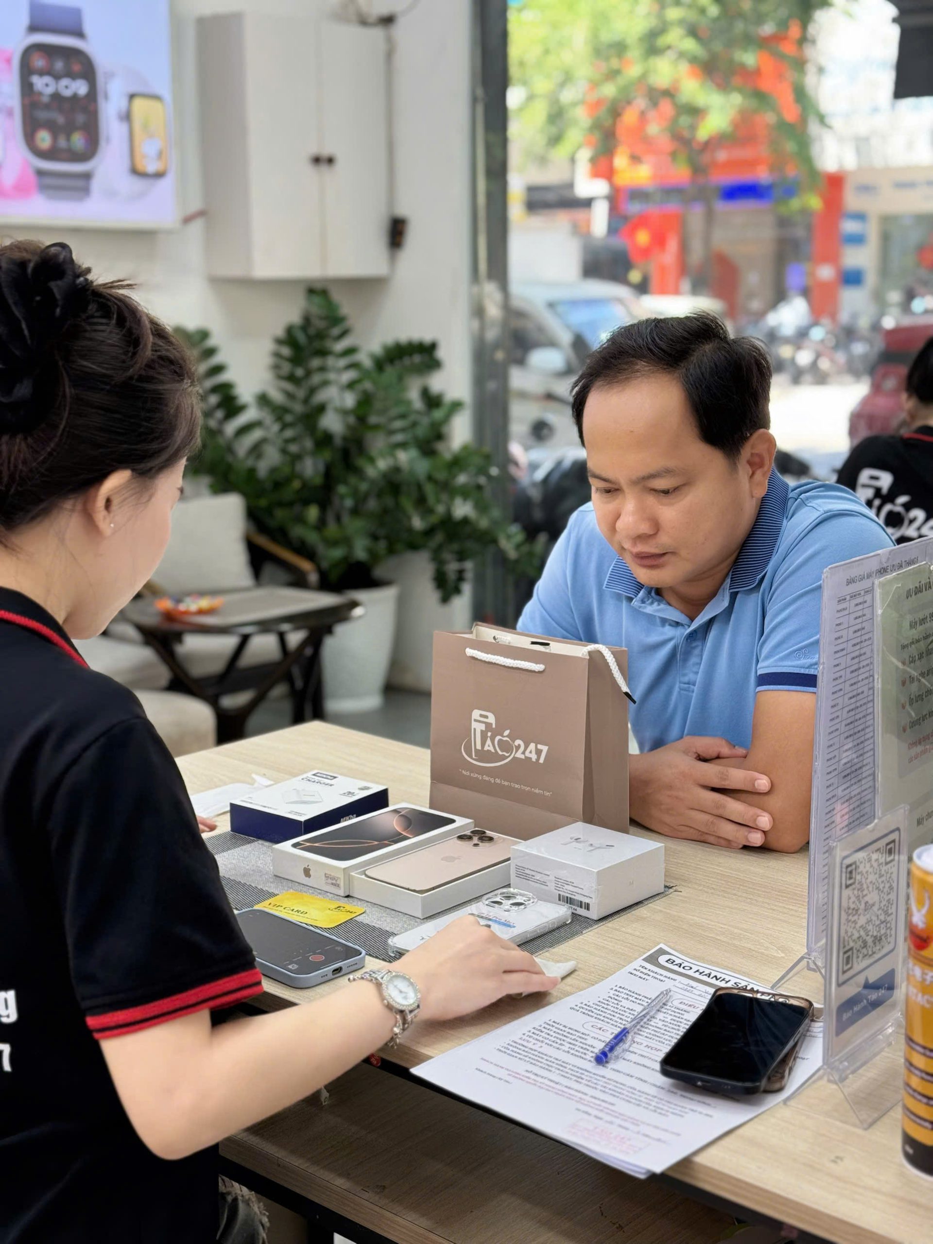 Khách hàng mua iPhone 256GB cũ tại Táo 247 Đà Nẵng