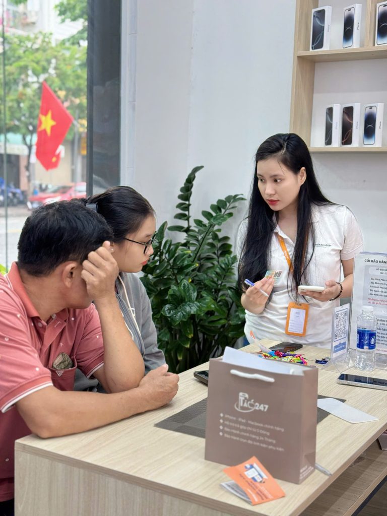Nhân viên Táo 247 tư vấn iPhone cũ đã kiểm định cho khách hàng tại Đà Nẵng
