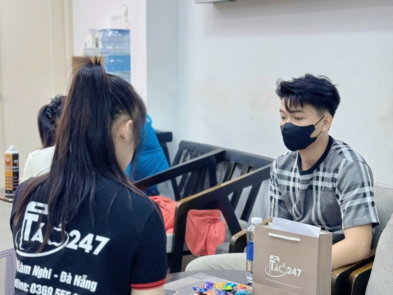 Khách hàng mua iPhone cũ tại Táo 247 Đà Nẵng được tư vấn tận tình