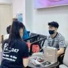 Nhân viên Táo 247 tư vấn khách hàng mua iPhone cũ chính hãng Đà Nẵng