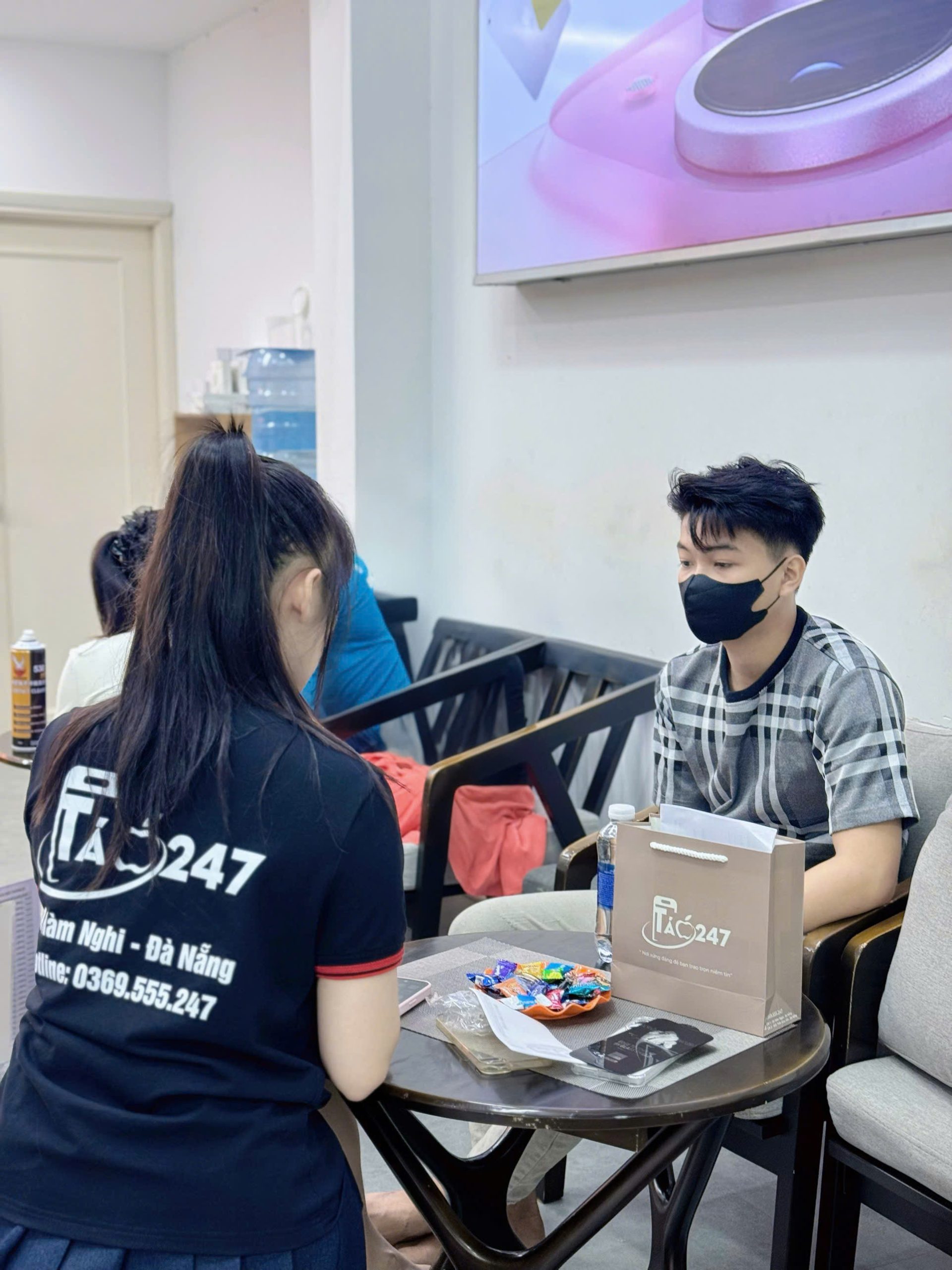 Nhân viên Táo 247 tư vấn khách hàng mua iPhone cũ chính hãng Đà Nẵng