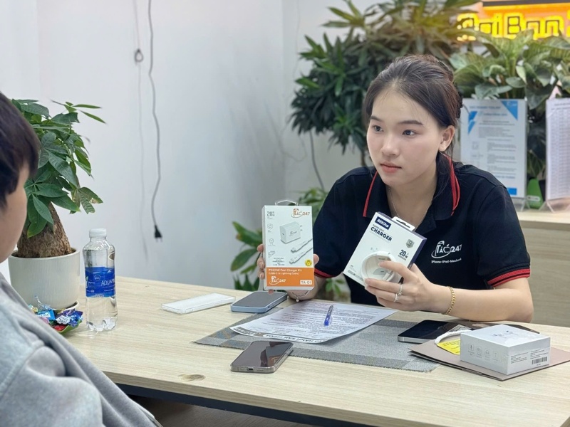 Nhân viên Táo 247 giới thiệu phụ kiện iPhone chính hãng cho khách tại Đà Nẵng