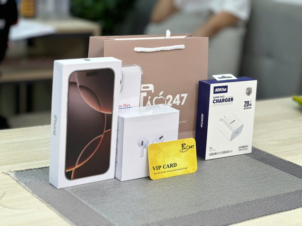 Bộ sản phẩm iPhone cùng phụ kiện và thẻ VIP tại cửa hàng Táo 247 Đà Nẵng
