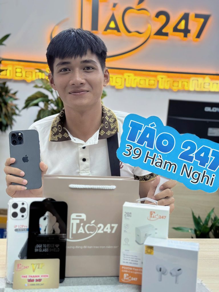 Khách hàng nhận iPhone cũ tại Táo 247 - 39 Hàm Nghi Đà Nẵng