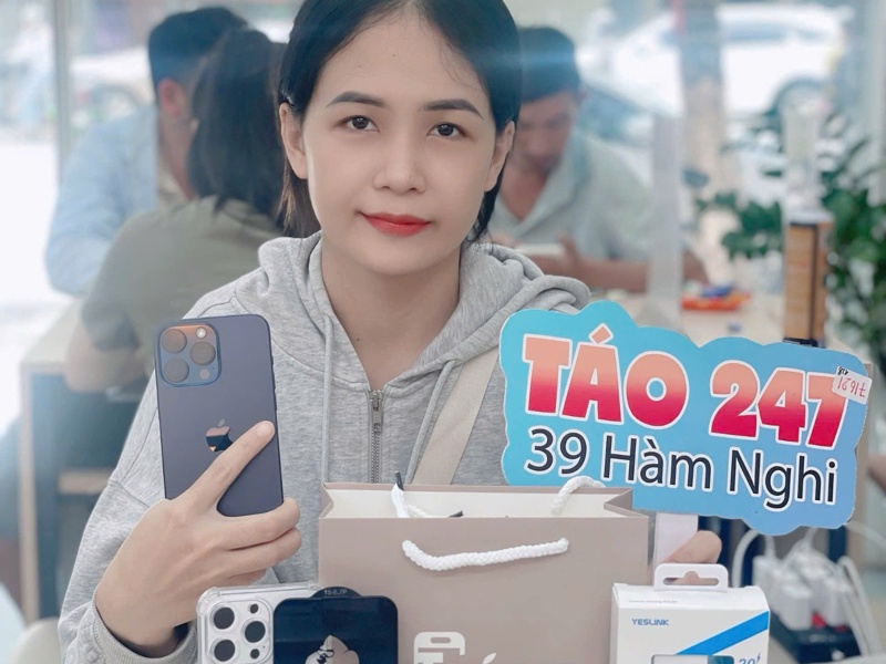 Khách hàng nhận iPhone 14 Pro Max cũ tại cửa hàng Táo 247 – 39 Hàm Nghi Đà Nẵng