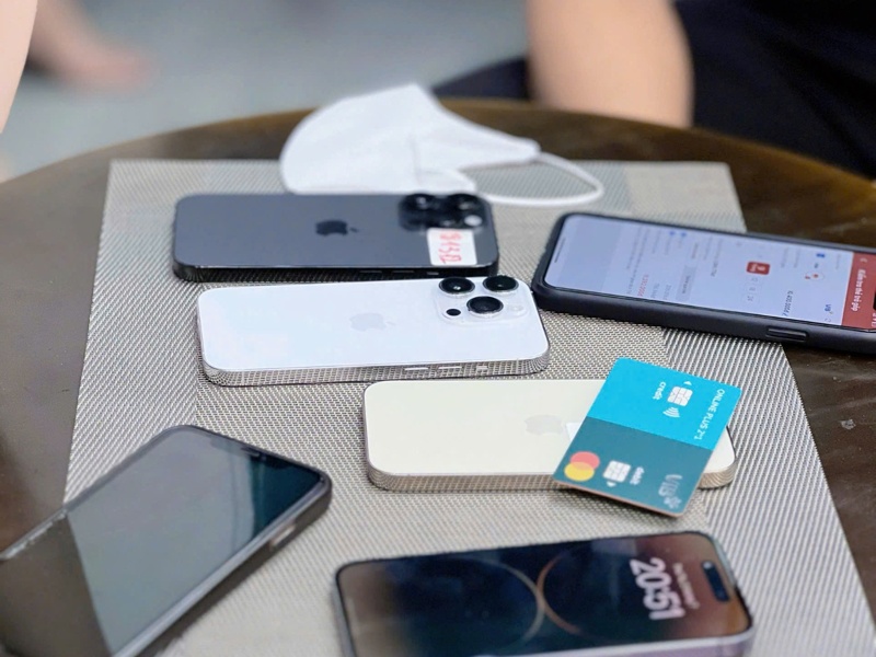 Khách hàng kiểm tra iPhone cũ và thanh toán bằng thẻ tại Táo 247 Đà Nẵng – dịch vụ chuyên nghiệp, máy zin, hỗ trợ nhanh
