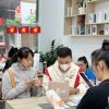 Khách hàng mua iPhone cũ tại Táo 247 Đà Nẵng nhận máy và quà tặng