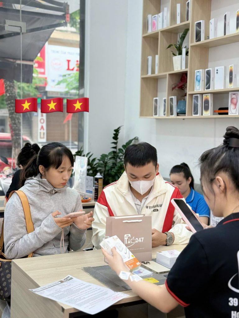 Khách hàng mua iPhone cũ tại Táo 247 Đà Nẵng nhận máy và quà tặng